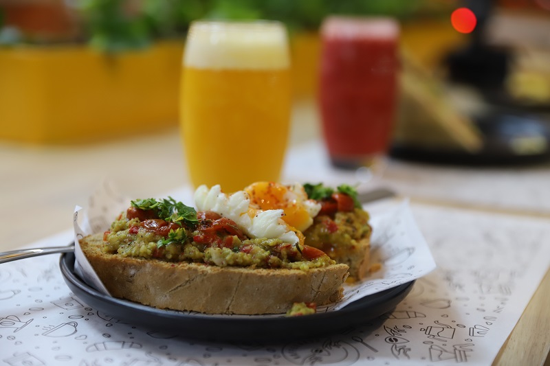 Tostada con huevo poche y guacamole.