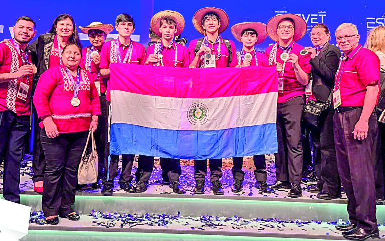 Delegación de estudiantes recibió reconocimientos