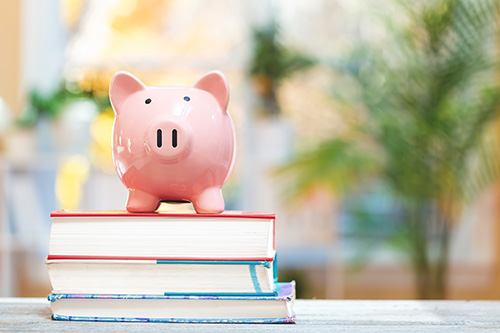 Universitaria amortigua los gastos de las clases gracias a crédito educativo