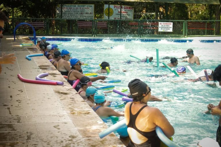 Inician las Clases de Natación para Adultos en la Cooperativa Ñemby Ltda.