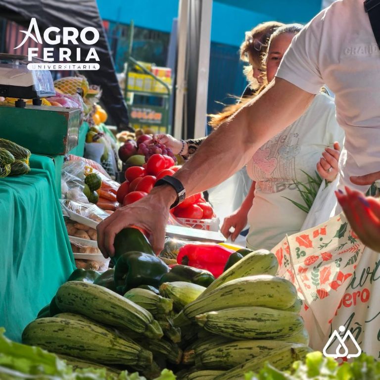 Universitaria celebró su Agro Feria con productos frescos y locales