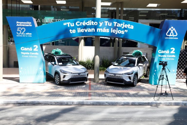 Universitaria premió a dos socias con camionetas en el último sorteo de su Promoción Aniversario